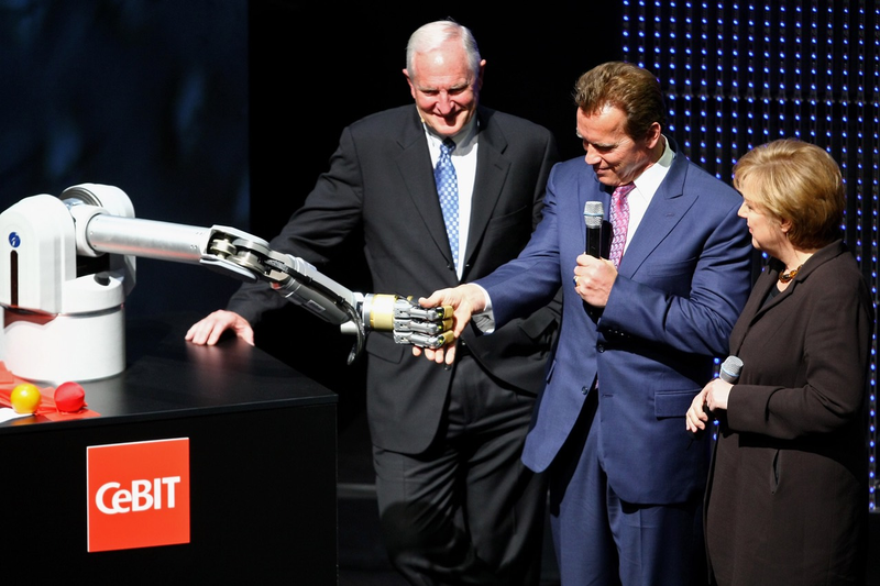 Illustration for article titled Politicians Shaking Hands With Robots, Ranked